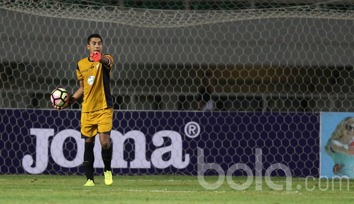 Benturan di antara keduanya terjadi saat Ramon dan Choirul Huda mencoba mengamankan bola yang diarahkan pemain Semen Padang ke kotak penalti pada babak pertama. (Bola.com/Nicklas Hanoatubun)