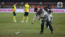 Kondisi lapangan yang buruk akibat hujan membuat permainan Oxford yang mengandalkan bola-bola bawah tidak berjalan baik. Namun, Oxford terus memberikan tekanan kepada Port FC. (Liputan6.com/Helmi Fithriansyah)