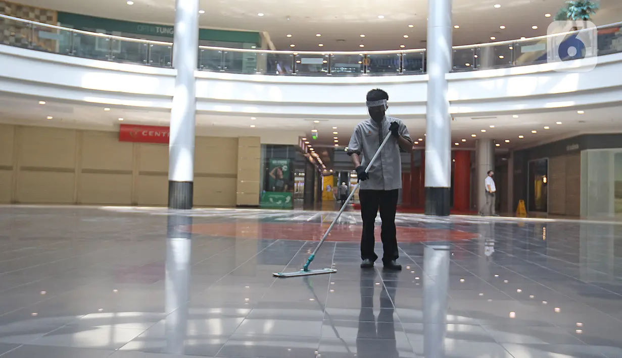 Pekerja membersihkan lantai Mall Margo City, Depok, Jawa Barat, Selasa (9/6/2020). Pusat perbelanjaan atau mal di Kota Depok akan mulai dibuka pada 16 Juni 2020 dengan menerapkan sejumlah aturan protokol kesehatan yang ketat. (Liputan6.com/Herman Zakharia)