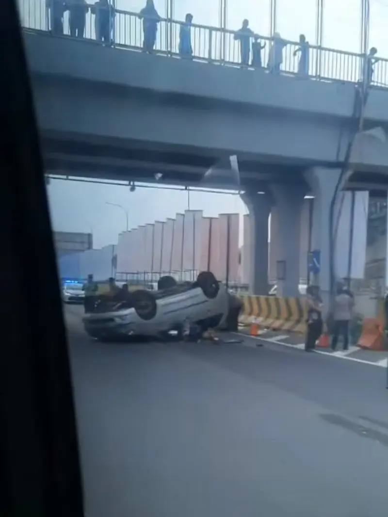 Mobil Terguling di jalan Tol Jakarta - Cikampek (Japek) arah Bandung, tepatnya di KM 57, pada Selasa (9/4/2024).