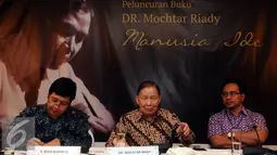 Pendiri Lippo Grup , Mochtar Riady (tengah) memberikan keterangan saat peluncuran buku Manusia Ide di Jakarta, Selasa (26/1/2016). Mochtar berharap, bisa memberi dorongan kepada pemuda untuk berani menerjang pekerjaan. (Liputan6.com/Helmi Fithriansyah)
