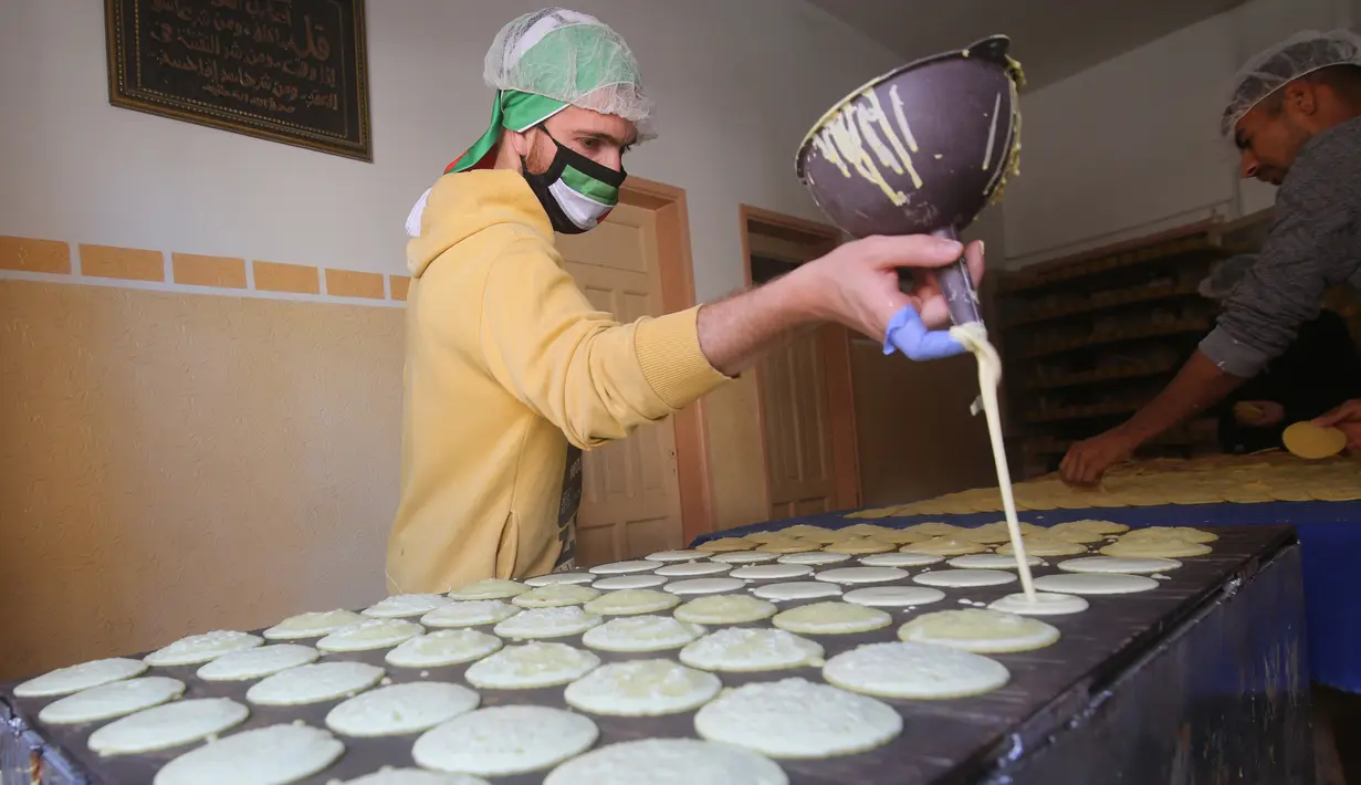 Warga membuat penganan manis tradisional yang dikenal dengan nama Qatayef di Kota Rafah, Jalur Gaza, Palestina, Senin (27/4/2020). Qatayef adalah sejenis makanan penutup khas Arab yang biasa dibuat saat bulan suci Ramadan. (Xinhua/Khaled Omar)