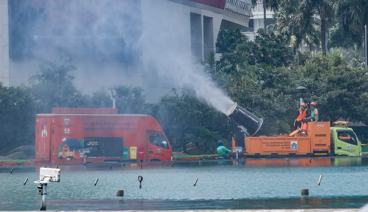 Sekitar 4 ribu liter air berbentuk kabut disemprotkan untuk menurunkan polutan, terutama PM2.5 di udara. (merdeka.com/Arie Basuki)