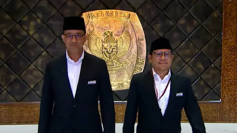 Pasangan capres-cawapres Anies Baswedan dan Muhaimin Iskandar (Cak Imin) di acara debat capres di kantor Komisi Pemilihan Umum (KPU), Selasa (12/12/2023).