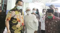 Wali Kota Semarang, Hendrar Prihadi mengunjungi dapur umum yang yang berlokasi di Sekolah Dasar Muhammadiyah 1, Lamper Kidul, Semarang Selatan.
