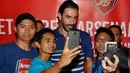 Pires berpose bersama penggemar saat konfrensi pers terkait promosi tur pramusim Arsenal di Kota Kasablangka, Jakarta, Jumat (23/1/2015). (Liputan6.com/Miftahul Hayat)