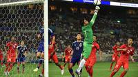 Kiper Timnas Singapura, Izwan Mahbud. (Bola.com/Dok. AFF Suzuki Cup)