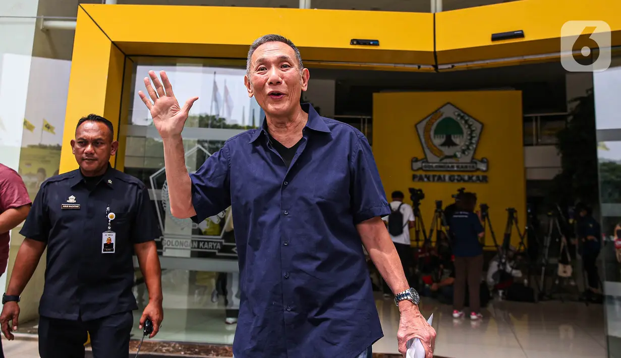 Jusuf Hamka resmi menyerahkan surat pengundurun dirinya di kantor DPP Partai Golkar.  (Liputan6.com/Angga Yuniar)