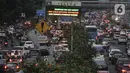 Suasana kemacetan arus kendaraan di Jalan Gatot Subroto, Jakarta, Selasa (9/6/2020). Masa PSBB Transisi yang memperbolehkan karyawan di perkantoran kembali bekerja menyebabkan ruas jalan Ibu Kota kembali macet dan semrawut saat jam pulang kerja. (merdeka.com/Iqbal S Nugroho)