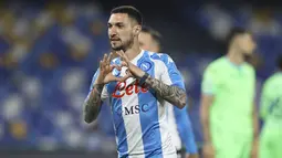 Penyerang Napoli, Matteo Politani melakukan selebrasi setelah mencetak gol ke gawang Lazio pada pertandingan  Liga Serie A Italia di Stadion San Paolo, Italia, Jumat (23/4/2021). Napoli kini duduk di tangga lima klasemen dengan koleksi 63 poin. (Alessandro Garofalo/Lapresse via AP)