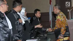 Terdakwa kasus korupsi pengadaan KTP Elektronik (e-KTP), Sugiharto bersalaman dengan tim kuasa hukum usai menjalani sidang vonis di Pengadilan Tipikor Jakarta, Kamis (20/7). (Liputan6.com/Helmi Afandi)