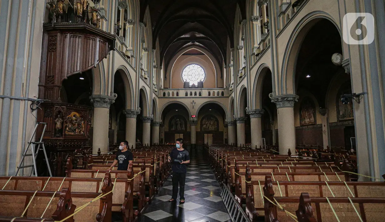 Pekerja melakukan persiapan jelang ibadah Natal, di Gereja Katedral, Jakarta, Senin (20/12/2021). Sejumlah persiapan dan pemasangan dekorasi mulai dilakukan pihak Gereja Katedral untuk menyambut misa dan perayaan Natal. (Liputan6.com/Faizal Fanani)