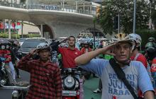 FOTO: Lalu Lintas Bundaran HI Terhenti Sejenak saat Mengheningkan Cipta Detik-Detik Proklamasi Kemerdekaan RI