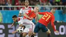 Pemain Maroko Younes Belhanda berebut bola dengan pemain Spanyol Andres Iniesta, dan David Silva saat pertandingan Piala Dunia 2018 di Stadion Kaliningrad, Rusia (25/6). Dengan hasil tersebut Spanyol lolos ke babak 16 besar. (AP/Petr David Josek)