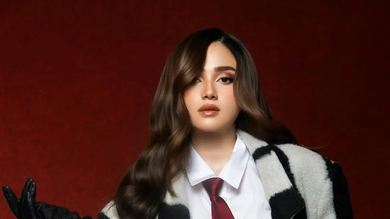 Bak Girlboss dari Gryffindor, Gaya Syifa Hadju dengan Long Coat Berdasi Ini Tuai Pujian “Unreal”