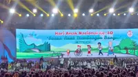 Presiden Jokowi dan Ibu Negara Iriana menghadiri puncak peringatan Hari Anak Nasional di Istora Papua Bangkit, Kota Jayapura, Provinsi Papua, Selasa (23/7/2024). Total ada 6.000 pelajar se-Papua yang hadir dalam acara ini. (Liputan6.com/Lizsa Egeham)