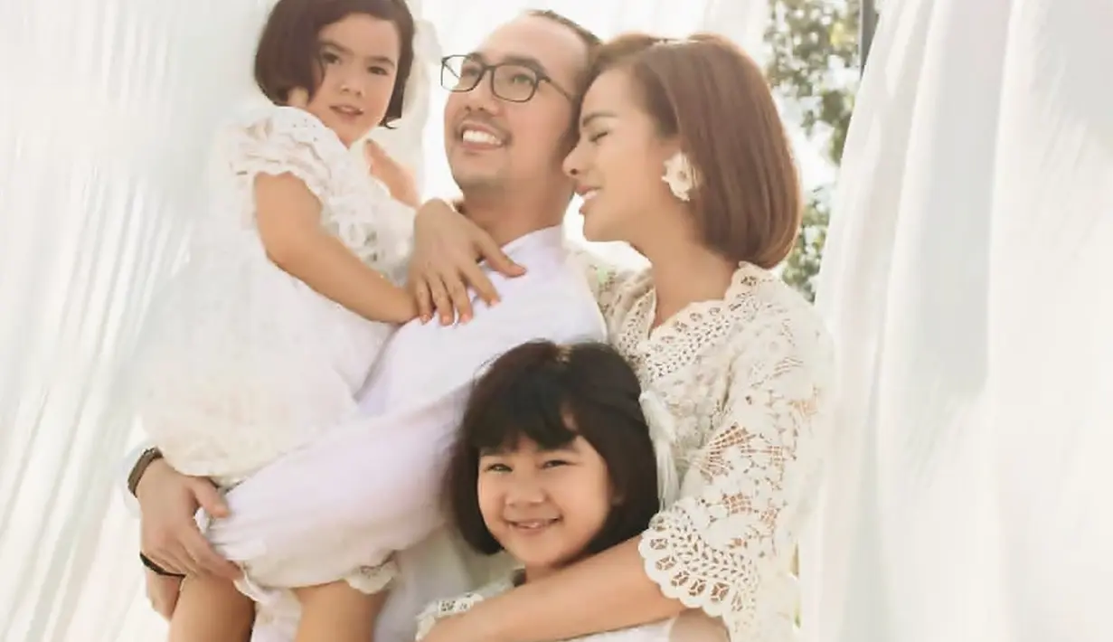 Sebagai seorang artis, kehidupan rumah tangga Astrid Tiar pun sangar harmonis. Ia menikah dengan sosok dokter spesialis dan memiliki dua putri bernama Dialusita Annabel Estheressa Thiorina Situmorang dan Isabel Althalya Natiar Situmorang. (Liputan6.com/IG/astridtiar127)