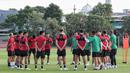 Sejumlah pemain Timnas Indonesia melakukan latihan menjelang laga FIFA Matchday melawan Palestina di Lapangan Thor, Surabaya, Rabu (7/6/2023) sore WIB. Sebanyak tujuh pemain tambahan meliputi Edo Febriansyah, Marc Klok, Ricky Kambuaya, Rachmat Irianto, Marselino Ferdinan, Ernando Ari, dan Stefano Lilipaly yang ikut bergabung pada latihan hari kedua ini. (Bola.com/Wahyu Pratama)