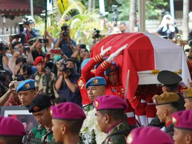 Anggota Pasukan Paspampres membawa jenazah Presiden ke-3 RI Bacharuddin Jusuf Habibie saat prosesi penyerahan jenazah kepada negara di Patra Kuningan, Jakarta, Kamis (12/9/2019). Jenazah BJ Habibie diberangkatkan ke Taman Makam Pahlawan Kalibata untuk dimakamkan. (Liputan6.com/Immanuel Antonius)