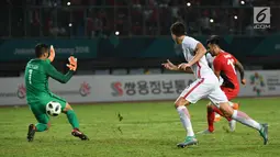 Penyerang Indonesia, Stefano Lilipaly saat memasukan bola ke gawang Hong Kong pada pertandingan terakhir Grup A sepak bola Asian Games 2018 di Stadion Patriot Candrabhaga, Senin (20/8). Indonesia menang 3-1. (Kapanlagi.com/Agus Apriyanto)