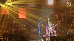 Vokalis D'masiv, Rian saat duet bersama Vina Panduwinata pada konser bertajuk 'September Ceria' di Balai Sarbini, Jakarta, Jumat (8/9). Sejumlah penyanyi ikut membawakan lagu hits Vina Panduwinata. (Liputan6.com/Herman Zakharia)