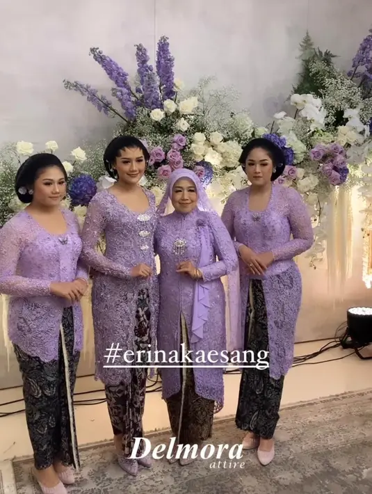 Di malam Midodareni, Erina Gudono tampil senada dengan keluarganya dan keluarga Kaesang dalam balutan busana nuansa lilac. Finalis Miss Indonesia 2022 itu tampil ayu dalam balutan kebaya kutubaru modern warna lilac dipadu kain batik. @mordenco. @delmoraattire.