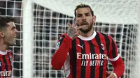 Pemain AC Milan, Theo Hernandez, merayakan gol yang dicetaknya ke gawang Udinese dalam laga giornata 32 Serie A Liga Italia di Bluenergy Stadium, Sabtu (12/4/2025) dini hari WIB. AC Milan menang telak 4-0 dalam laga ini. (Andrea Bressanutti/LaPresse via AP)