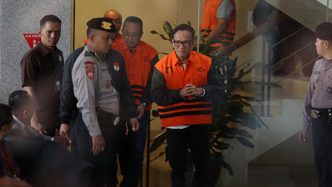 FOTO:  Wamenaker Immanuel Ebenezer Menangis Usai Ditetapkan Tersangka Kasus Sertifikat K3