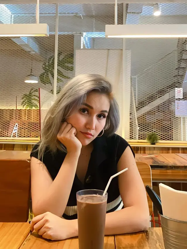 6 Potret Terbaru Ayu Ting Ting dengan Gaya Rambut Silver, Banjir Pujian