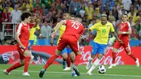 Penyerang Brasil, Neymar Jr menggiring bola saat bertanding melawan Serbia pada grup E Piala Dunia 2018 di Stadion Spartak di Moskow, Rusia (27/6). Brasil menang 2-0 atas Serbia dan melaju ke babak 16 besar dengan poin 7. (AP Photo/Matthias Schrader)