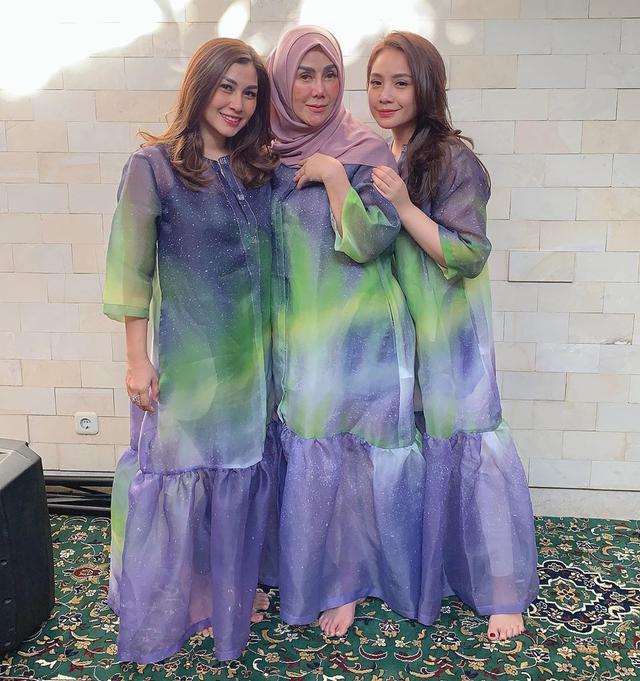 4. Kenakan baju dengan nuansa yang sama, Nisya Ahmad, Amy Qanita dan Nagita Slavina nampak kompak.