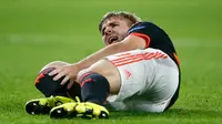 Bek Manchester United, Luke Shaw kesakitan usai di tekel bek PSV, Hector Moreno pada pertandingan Grup B Liga Champions di Stadion Philips, Belanda (16/9/2015). Kaki kanan Shaw dikabarkan patah setelah dilanggar. (Reuters/Andrew Couldridge)