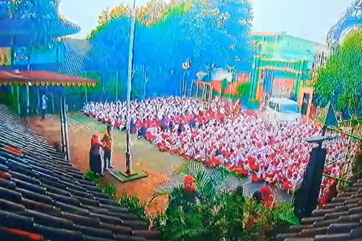 Detik-Detik Mobil MBG Tabrak Siswa SDN 01 Kalibaru