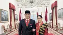 Kebaya merah terlihat statement berpadu kain etnik yang hadirkan gaya khas Indonesia yang begitu anggun.  [Foto: Instagram/ Annisa Yudhoyono]