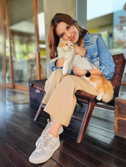 Momen Najwa Shihab bersantai di rumahnya pun tak lepas dari outfit denim. Duduk di bangku memeluk kucingnya, Najwa Shihab tampak mengenakan denim jacket dengan celana panjang cokelat, dan sneakers. Foto: Instagram.