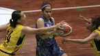 Aksi pemain Merpati Bali, Tania Rasidi melewati adangan dua pemain Tenaga Baru Pontianak pada laga Srikandi Cup 2018 di GOR Lokasari, Jakarta, Rabu (21/3/2018). Merpati Bali menang 61-37. (Bola.com/Nick Hanoatubun)