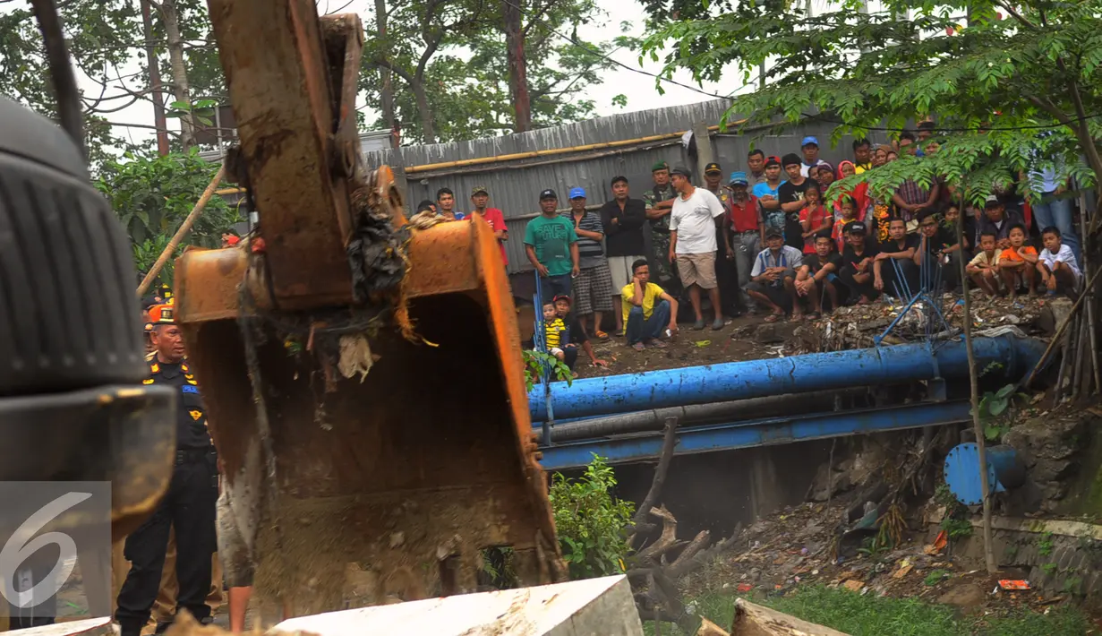 Warga menyaksikan pembongkaran di kawasan Tanah Tinggi, Tangerang, Rabu (16/12). Dalam pembongkaran ini pihak Pemprov Banten sudah melakukan sosialisasi sejak tahun 2010. (Liputan6.com/Faisal R Syam)