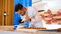 Pastry Chef dari Prancis,&nbsp;Kevin Zwygart, mendemonstrasikan kreasi pastry dan bakery menggunakan butter baru dari&nbsp;Elle &amp; Vire, di St. Regis Jakarta, 1 November 2023. (dok.&nbsp;Elle &amp; Vire)