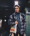 Kabar bahagia datang untuk para penggemar Iqbaal Ramadhan. Setelah berperan menjadi Dilan si panglima tempur, Iqbaal yang tengah menyelesaikan studinya di luar negeri semakin banyak memiliki penggemar. (Instagram/iqbaal.e)