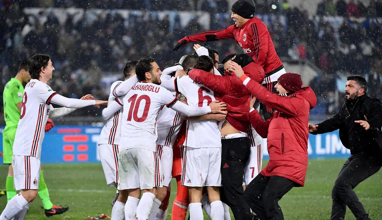 Pemain dan pelatih AC Milan Gennaro Gattuso (benar) merayakan kemenangan usai menundukkan Lazio pada semifinal Coppa italia di Stadio Olimpico, Roma, Italia, Rabu (28/2). AC Milan menang 5-4 lewat drama adu penalti. (Ettore Ferrari/ANSA via AP)