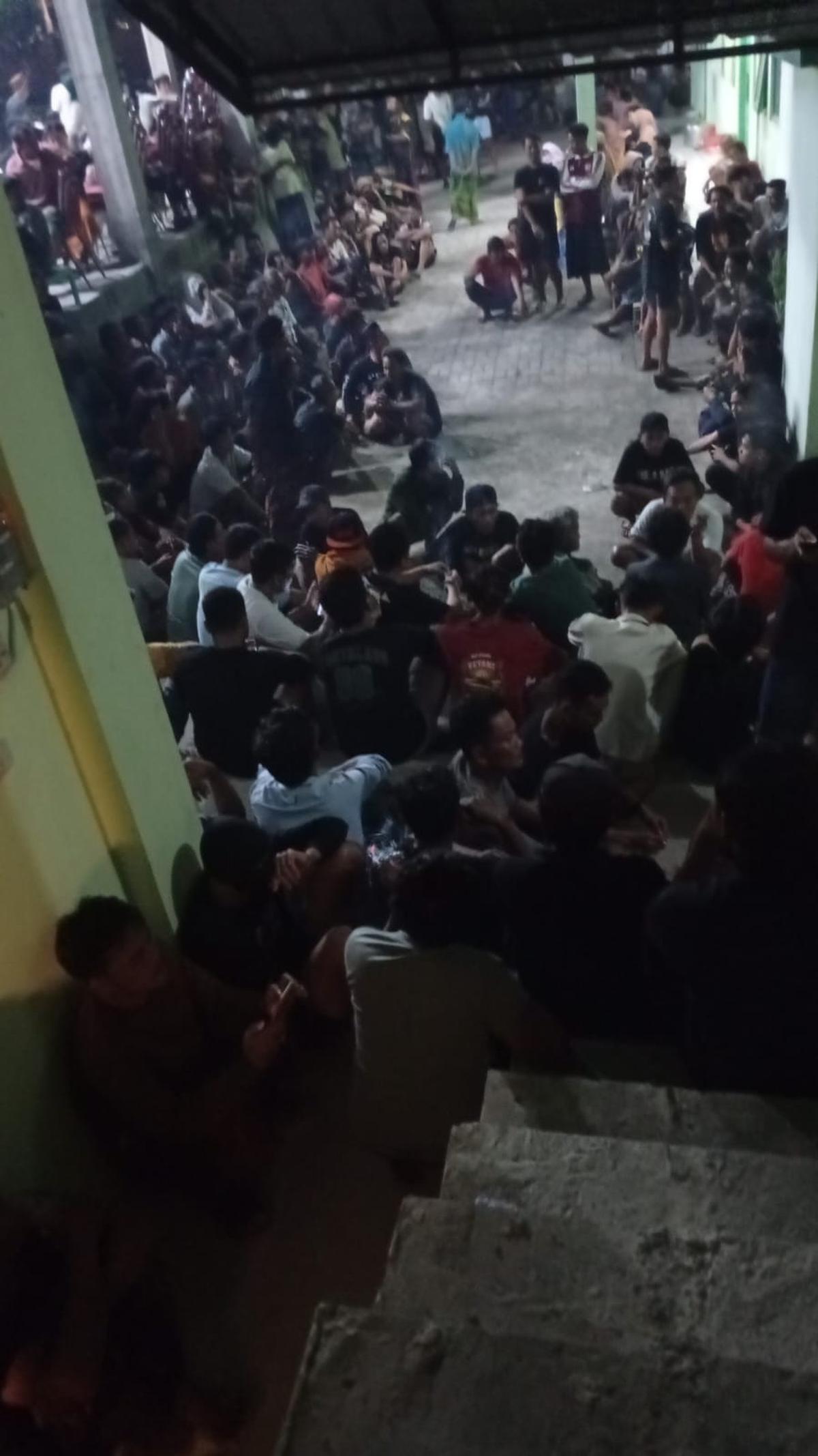 Massa hajar polisi diduga peras warga modus tuduh terlibat judi online. (Istimewa/merdeka.com).