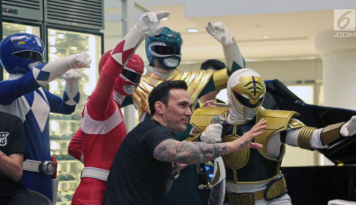 Pemeran Power Ranger Hijau, Jason Frank berpose bersama karakter Power Ranger lainnya seusai jumpa pers Indonesia Comic Con 2017 di kawasan Thamrin, Jakarta, Kamis (26/10). (Liputan6.com/Herman Zakharia)
