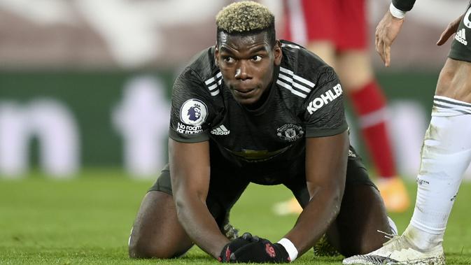 Ekspresi gelandang Manchester United, Paul Pogba setelah gagal mencetak gol ke gawang Liverpool pada pertandingan lanjutan Liga Inggris di Stadion Anfield, Senin (18/1/2021). (Michael Regan/Pool via AP)