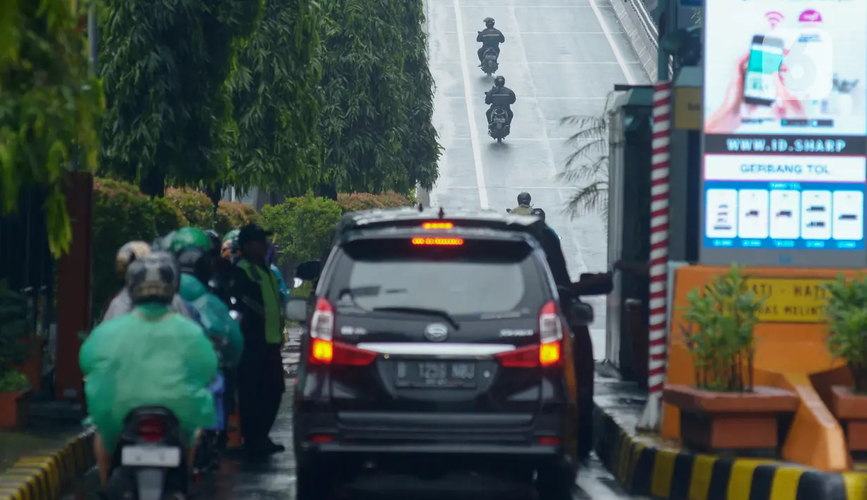 Pengendara sepeda motor memasuki Tol Pulomas, Jakarta, Sabtu (8/2/2020). Pengendara sepeda motor memasuki Tol Pulomas lantaran Jalan Ahmad Yani perempatan Gudang Garam terendam banjir setinggi lutut orang dewasa. (merdeka.com/Imam Buhori)