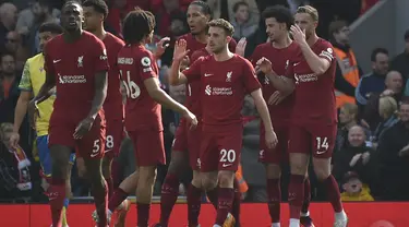Penyerang Liverpool, Diogo Jota (tengah) berselebrasi dengan rekan setimnya setelah mencetak gol ke gawang Nottingham Forest pada pertandingan lanjutan Liga Inggris di Anfield, di Liverpool, Inggris, Sabtu 22 April 2023.(AP Photo/Rui Vieira)