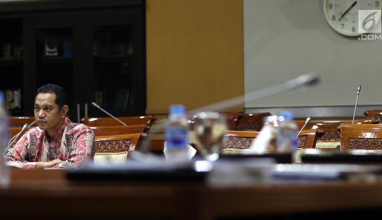 Capim KPK Nurul Ghufron menyampaikan pendapatnya saat mengikuti uji kelayakan dan kepatutan (fit and proper test) dengan Komisi III DPR di Kompleks Parlemen, Jakarta, Rabu (11/9/2019). Menurutnya, tak semua penyidikan menghasilkan tuntutan dan pemeriksaan di persidangan. (Liputan6.com/JohanTallo)