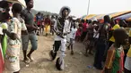 Seorang pria mengenakan kostum saat acara Winneba Fancy Dress, Ghana, Senin (2/1). The Fancy Dress festival telah dimulai pada abad ke-19 oleh pedagang Inggris dan Belanda. (AFP PHOTO / Ruth McDowall)