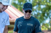Ditemani Istrinya yang Cantik, Potret Pangeran Abdul Mateen Berkuda Kece Banget