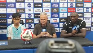 Pelatih PSBS Biak, Marian Mihail (tengah), dalam jumpa pers setelah timnya kalah 0-2 dari Persijap Jepara pada pekan ke-29 BRI Super League 2025/2026 di Stadion Gelora Bumi Kartini, Jepara, Jumat (24/4/2026) sore WIB. (dok. PSBS Biak)