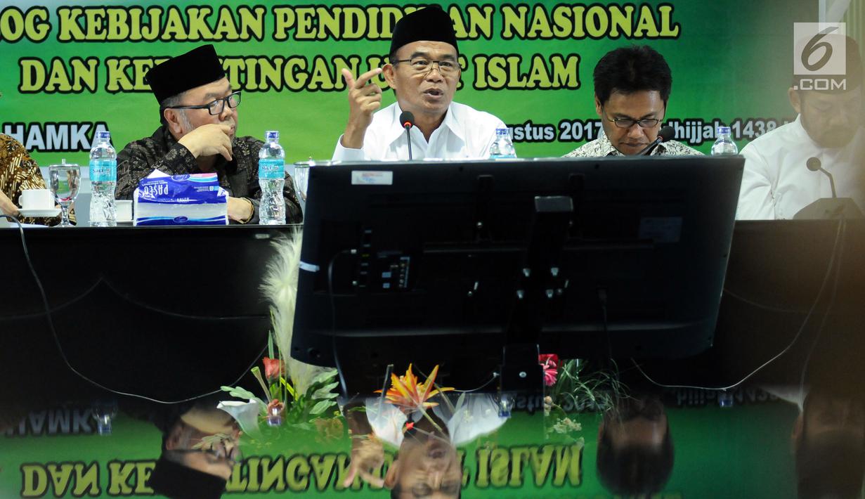 Mendikbud Muhadjir Effendy (kedua kiri) saat menghadiri Rapat Pleno ke-19 Dewan Pertimbangan MUI di Jakarta, Rabu (23/8). Selain rapat juga dilakukan Dialog Kebijakan Pendidikan Nasional dan Kepentingan Umat Islam. (Liputan6.com/Helmi Fithriansyah)